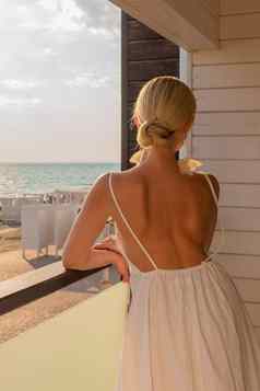 海海岸视图窗口地中海索伦托开放房间夏天度假胜地假期女人天空放松夫人享受旅游休闲模型
