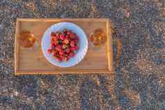石头酒粉红色的瓶沙子草莓奶酪平躺喝浆果酒精背景点心冷野餐零食概念篮子大理石