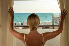 海窗口金发女郎开放视图房间海岸地中海假期年轻的奢侈品天空夏天成人海滩小镇女人新鲜的欧洲里维埃拉