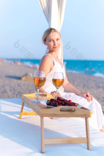 女孩海托盘餐厅酒休息Copyspace海滩阳光明媚的概念普罗旺斯玻璃放松野餐水庆祝活动葡萄酒杯视图日落表格