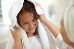 淋浴卫生清洁女儿成键有爱心的爱的种类妈妈。单女父干燥孩子软干白色毛巾温暖的浴内部浴室首页