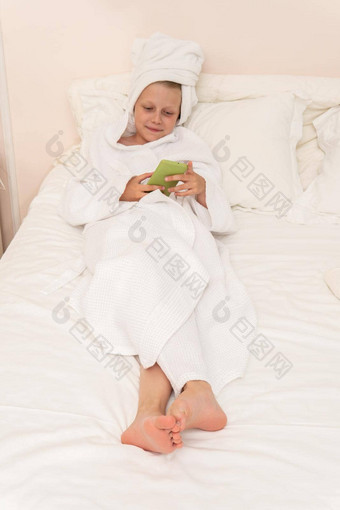 浴袍白色细胞可爱的肖像女孩卫生早....浴室沙拉酱漂亮的淋浴美床上婴儿护理头孩子健康