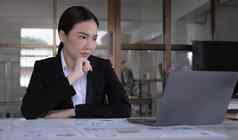 年轻的亚洲女人感觉偏头痛头应变累了过度劳累女商人财务工作移动PC电脑办公室