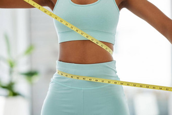 失去磅面目全非,女人站测量磁带腰瑜伽工作室