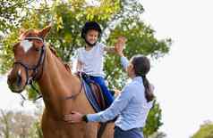 妍完全装备马骑年轻的女孩教练马在户外森林