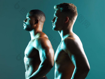 双肌肉工作室拍摄英俊的肌肉发达的年轻的但摆姿势绿色背景