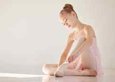 学习芭蕾舞美妙的孩子们年轻的芭蕾舞女演员系芭蕾舞释放跳舞工作室