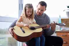 教学和弦年轻的父亲教学女儿玩吉他首页