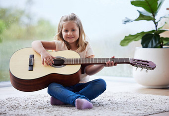 爱学习的事情女孩玩吉他首页