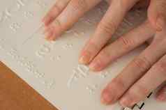 女人学习盲文字母译码器
