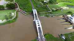 空中视图塔乔普白色桥lamphun泰国河森林树绿色山山铁路桥河旅游吸引力具有里程碑意义的