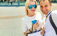 夏天假期技术爱的关系约会概念微笑夫妇采取自拍智能手机城市