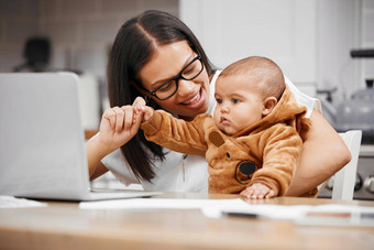 母亲天使地球年轻的妈妈。移动PC<strong>玩儿</strong>子首页