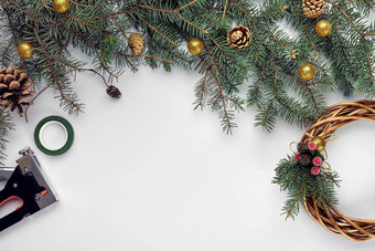 有创意的圣诞节Diy女人使手工制作的圣诞节花环首页休闲工具小饰品细节假期装饰白色表格背景前视图