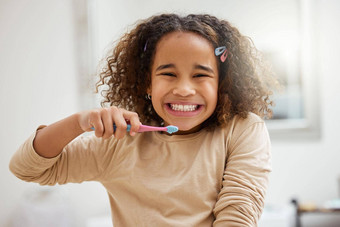 鼓励孩子们开发积极的<strong>卫生习惯</strong>肖像可爱的女孩刷牙牙齿浴室首页