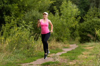 运行女人女跑步者慢跑户外锻炼公园美丽的适合女孩在户外重量损失