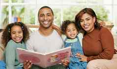 透明图片完美的年轻的家庭阅读书首页