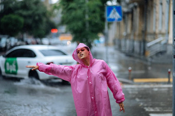 年轻的女孩停止出租车女人调用出租车多雨的一天