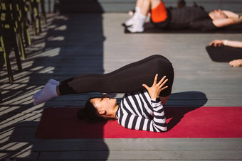 瑜珈女人多样化的集团运动人练习瑜伽