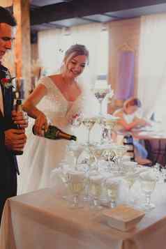 新娘新郎填满香槟喷泉婚礼文章快乐夫妇爱照片印刷产品浪漫