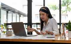 年轻的亚洲女人会议视频调用移动PC会说话的同事在线观众咨询网络研讨会辅导互联网远程办公