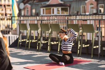 瑜珈女人多样化的集团运动人练习瑜伽
