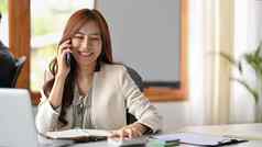 微笑千禧亚洲女人电话谈话会说话的业务合作伙伴工作场所