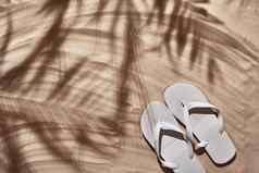 旅行者假期配件铺设白色海滩沙子平躺前视图