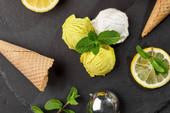 美味的奶油柠檬冰奶油装饰薄荷服务石头板岩黑色的背景