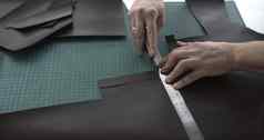 关闭皮革工匠工作自然皮革刀统治者切割皮革零星壁纸手工制作的主工作当地的车间皮革钱包针