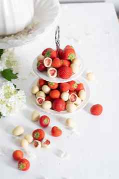 白色巧克力覆盖草莓新鲜的草莓白色花线虫