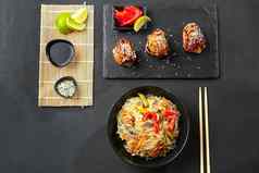 大米面条水晶亚洲食物黑暗背景红烧的鸡烤朝鲜文蔬菜亚洲食物混合