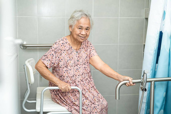 亚洲高级上了年纪的夫人女人病人厕所。。。浴室处理安全护理医院病房健康的强大的医疗概念