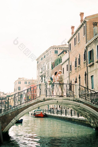 新娘新郎站石头桥运河背景房子威尼斯