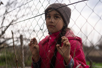 女孩伤心金属栅栏社会问题<strong>难民</strong>强迫移民
