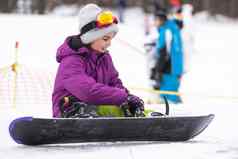 可爱的女孩学习骑孩子们的滑雪板冬天体育孩子安全活跃的体育