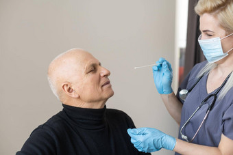 关闭医疗工作人员手介绍鼻拭子缓冲管鼻文化抽样高级男人。首页首页访问快速抗原测试新冠病毒