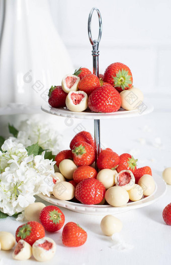 白色巧克力覆盖草莓新鲜的草莓白色花线虫