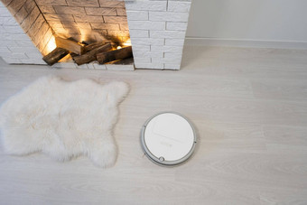 聪明的房子真空更清洁的机器人运行木地板上生活房间