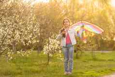 快乐孩子玩色彩斑斓的风筝在户外孩子有趣的绿色春天场自由想象力概念