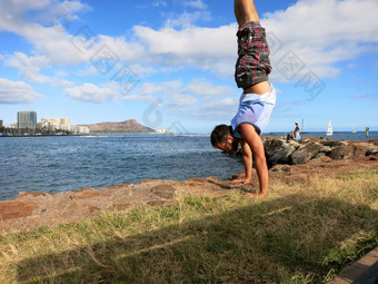 男人。<strong>倒立</strong>海岸魔法岛