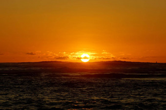 日落海洋光反映海洋波移动船水距离