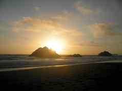 日落密封岩石太平洋海洋大货物船背景海洋海滩