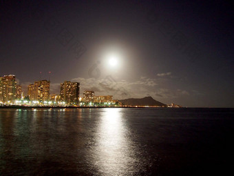完整的大月亮挂起钻石头火山口威基基海滩酒店玛丽娜