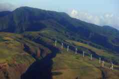 空中视图现代风车自旋山坡上多风的路山前