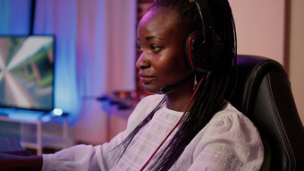 极端的特写镜头非洲美国女人耳机会说话的麦克风团队游戏