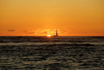 日落海洋光反映海洋波移动船水距离