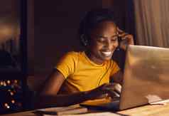 年轻的快乐美丽的女人工作听音乐女孩使工作有趣的快乐的娱乐晚些时候晚上微笑积极的女移动PC坐着桌子上首页