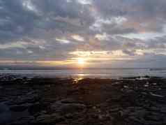 日落云海洋岩石海滩