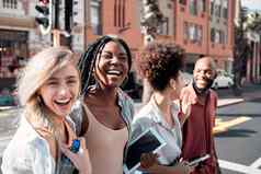 集团多样化的学生有趣的在户外城市阳光明媚的夏天一天肖像年轻的人朋友笑微笑城市小镇走校园